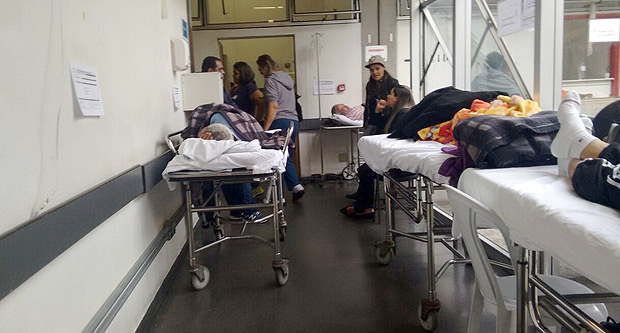 Pacientes lotam corredor do Hospital Ermelino Matarazzo, na zona leste de So Paulo