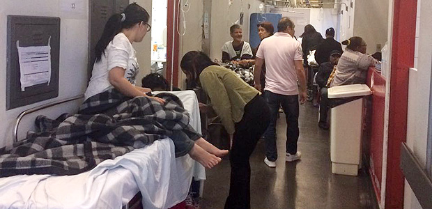 Pacientes aguardam em macas em corredor no hospital Ermelino Matarazzo, na zona leste de So Paulo