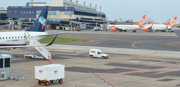 Avi�o da Azul no Aeroporto Salgado Filho, em Porto alegre (RS). 