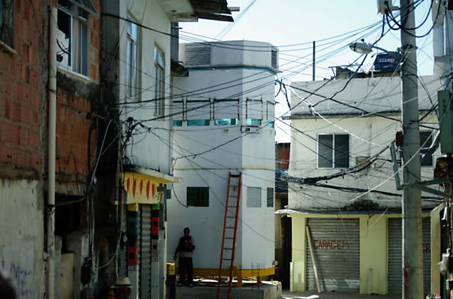 Cabine blindada no formato de torre instalada na comunidade Nova Braslia, no Complexo do Alemo, no Rio