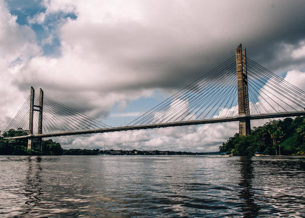 Ponte entre Oiapoque, no Amapá, e a Guiana Francesa; travessia de 378 m custa até 430 euros para carros