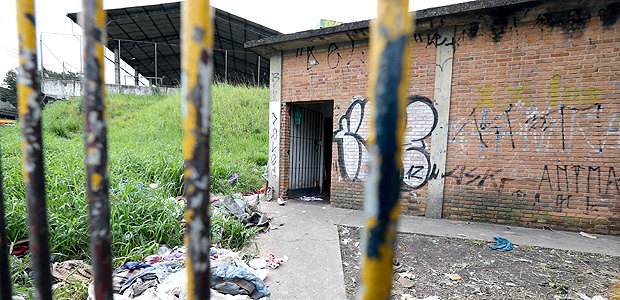 Imvel abandonado dentro do terreno da Escola Estadual Leonor Quadros, em Cidade Ademar (zona sul)