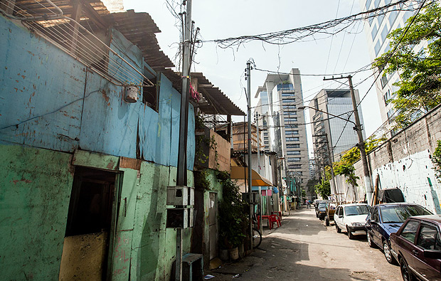 Casas construdas na favela do Coliseu, em So Paulo 