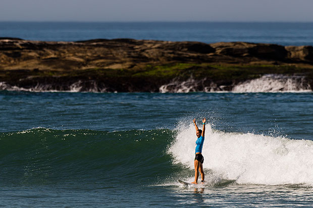 SAQUAREMA - RJ - BR, 14-05-2017, 09h00: MUNDIAL DE SURF. A surfista australiana Tyler Wright, vencedora da 4a etapa do mundial de surfe WSL, disputado nas ondas da praia de Itauna, Saquarema. (Foto: Adriano Vizoni/Folhapress, ESPORTES) ***EXCLUSIVO FSP***