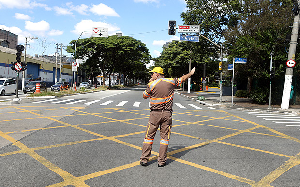 SAO PAULO, SP, BRASIL, 15-5-2017 - SEMAFOROS QUEBRADOS - 13:33:22 - O TCM suspendeu o o pregao para contratacao de empresa para manutencao dos semaforos na capital. Segundo o TCM, o pregao foi suspenso em 12 de abril, por conter 11 irregularidades. Agentes da CET controlam trafego de veiculo no cruzamento da avenida Rio Branco com a Alameda Glete. (Foto: Rivaldo Gomes/Folhapress, NAS RUAS) ***EXCLUSIVO AGORA *** EMBARGADA PARA VEICULOS ONLINE *** UOL E FOLHA.COM CONSULTAR FOTOGRAFIA DO AGORA *** FOLHAPRESS CONSULTAR FOTOGRAFIA AGORA *** FONES 3224 2169 * 3224 3342 ***