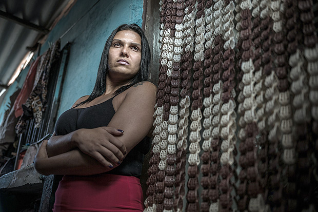 Rubi de La Fuentes, 32, faxineira e banqueteira que tem cicatrizes de agressões sofridas