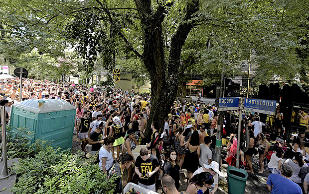 Folies participam do bloco de rua Acadmicos da 9 de Julho, no Bixiga, centro de SP