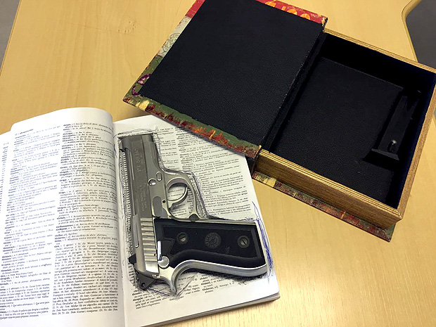 Pistola apreendida em livro falso no cumprimento de mandado da Operao Flashback, em Porto Alegre
