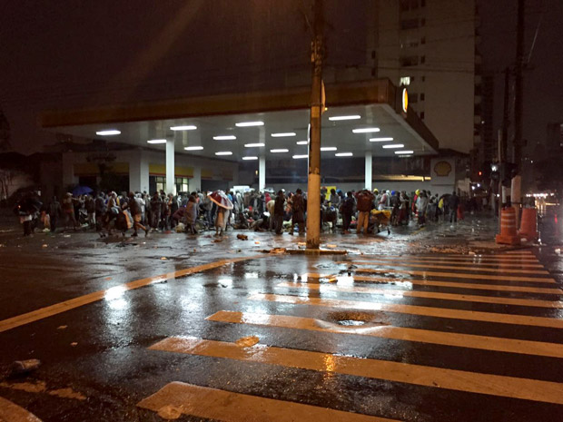 Usuários se concentram em posto de gasolina na esquina da rua Helvétia com a av. Rio Branco