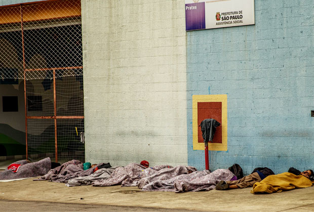 Espao municipal que recebeu usurios da cracolndia reunia usurios dormindo no cho e sem colcho