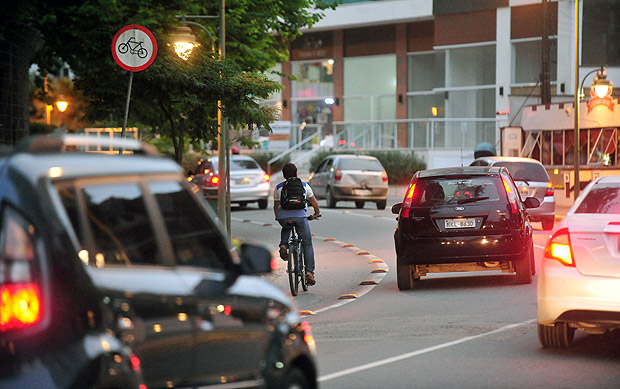 ciclista usa via exclusiva para bikes na cidade, que quer ampliar uso desse meio de transporte 