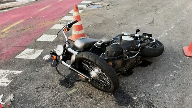 Moto atingida por carro dirigido por funcionrio da prefeitura no centro de So Paulo