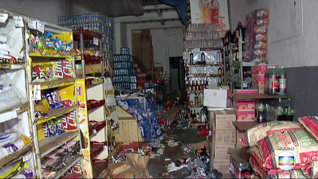 Loja destruída após arrastão durante a madrugada na Central do Brasil