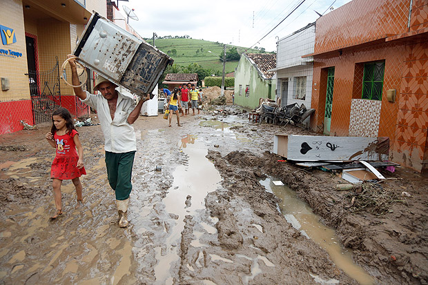 Moradores tentam salvar pertences aps estragos da chuva na cidade de Belm de Maria, em Pernambuco