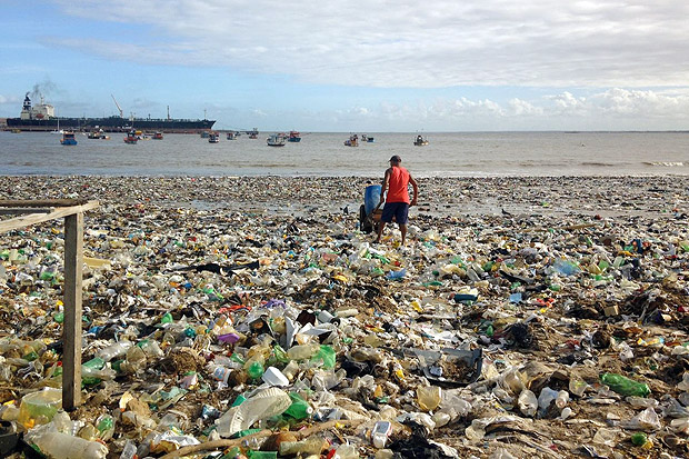 Praias e avenidas de Macei ficam tomadas por lixo aps chuvas