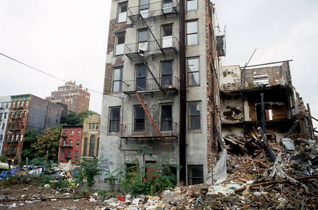 Prdio abandonado que era usado como "casa do crack", em Nova York, em foto de 1986