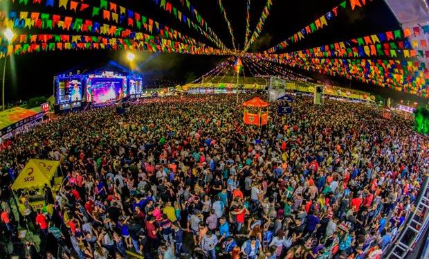 Multidão participa da tradicional festa junina em Caruaru; Estado impõe horário para eventos