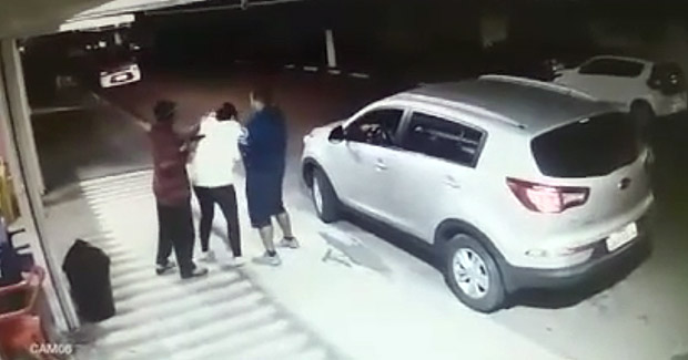 Empresria luta com dois criminosos para tirar o filho do carro durante assalto no interior de SP