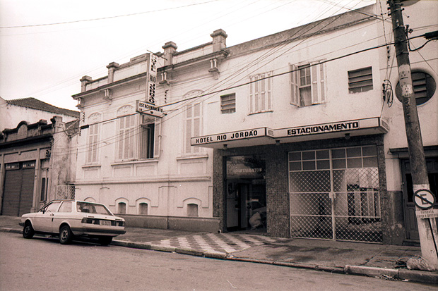 Antigo hotel Rio Jordão, na al. Dino Bueno, em 1986; guardas-civis no mesmo endereço, em 2017