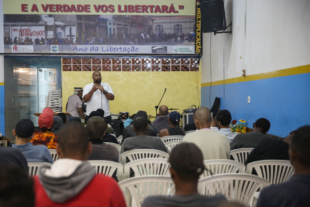Culto religioso realizado pela Missão Batista Cristolândia para moradores e usuários de crack do centro de SP