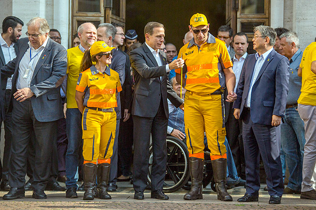 João Doria com agentes de trânsito durante evento de entrega de motos doadas à CET