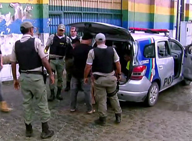 Policiais militares em frente  unidade; rebelio deixou dois mortos e 34 fugitivos no Grande Recife