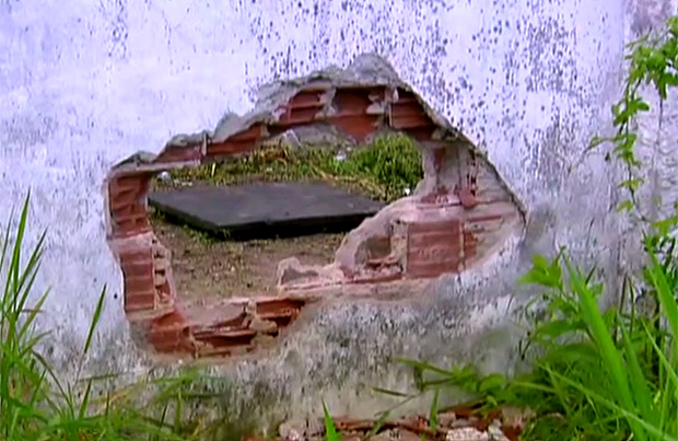 Buraco feito em muro de unidade de ressocializao por onde escapou 34 adolescentes