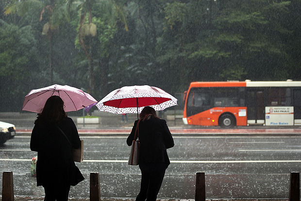 Pedestres se protegem da chuva na manh desta segunda feira (05), na regio da Avenida Paulista