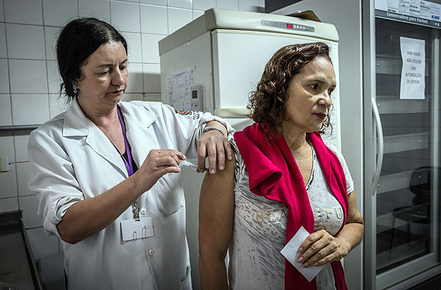 Aposentada Edelvita de Alcntara, 60, recebe vacina contra a gripe na UBS Parque da Lapa, em So Paulo