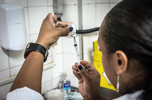 SAO PAULO, SP, BRASIL, 05-06-2017: A baixa adeso  imunizao contra gripe levou o Ministrio da Sade a liberar a vacina para mais grupos da populao a partir desta segunda (5) at a prxima sexta (9). Foto na Unidade Bsica de Sade (UBS) Parque da Lapa. (Foto: Bruno Santos/ Folhapress) *** FSP-COTIDIANO *** EXCLUSIVO FOLHA***