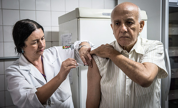 Corretor Floriano Jos Silva, 80, recebe vacina contra a gripe na UBS Parque da Lapa, em So Paulo