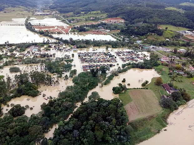 Imagem area mostra reas alagadas nesta segunda-feira (5) no Rio Grande do Sul