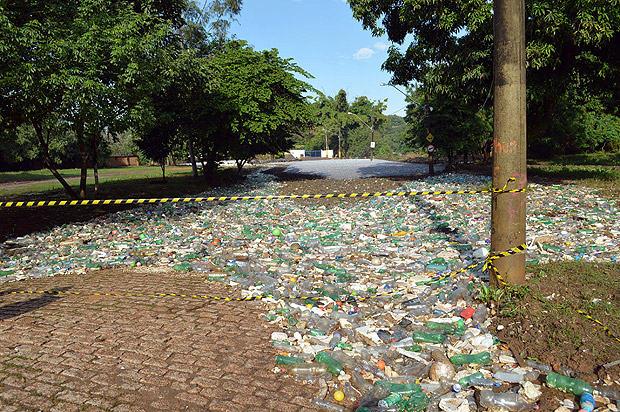 Após espumar secar, lixo do rio Tietê é visto em rua da cidade de Salto, no interior de São Paulo