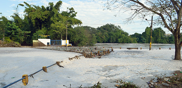 Espuma formada pela poluio do rio Tiet invade ruas da cidade de Salto 