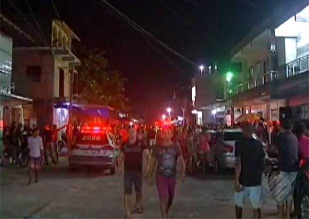 Polcia em rua onde cinco foram mortos a tiros em um bar de Belm, a capital do Par