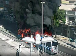 Grupo ateia fogo a nibus do BRT em Vaz Lobo, na zona norte do Rio de Janeiro