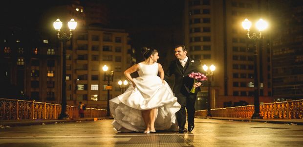Os noivos Bruna e Daniel no viaduto Santa Ifignia, no centro de So Paulo, para seu lbum de casamento. (Foto: Valria Gonalvez/Divulgao)