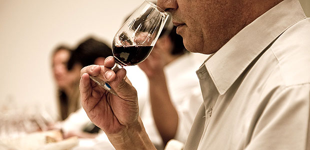 ORG XMIT: 494101_1.tif SO PAULO, SP, 10-08-2010: Aluno do curso de vinhos da ABS (Associao Brasileira de Sommeliers) com o professor Mario Telles Jr., experimenta o aromas que da bebida. (Foto: Bruno Fernandes/Folhapress, EQUILBRIO) 