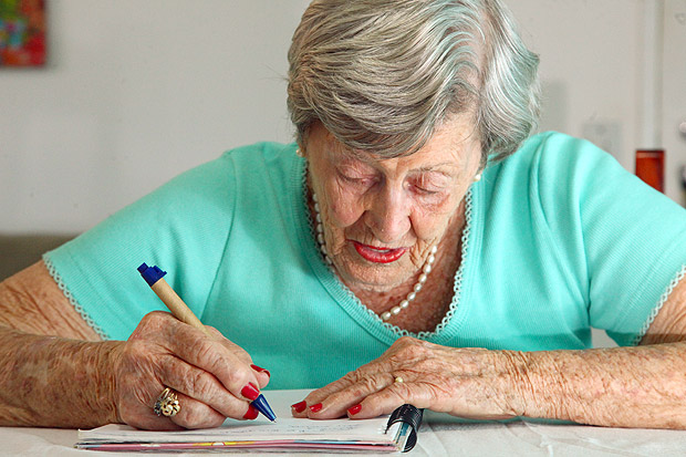 Therezinha Brandolim, 86, alfabetizada aos 82 anos e que hoje faz obras com chita (tecido simples de algodo)