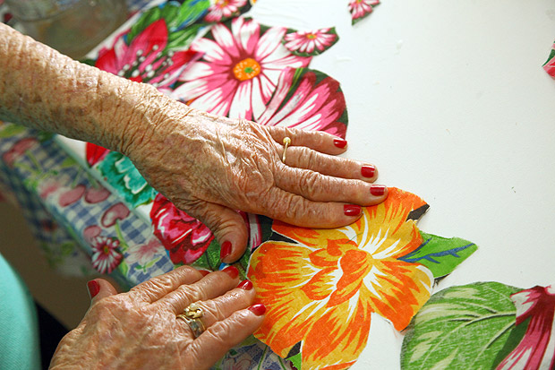 Therezinha Brandolim, 86, alfabetizada aos 82 anos e que hoje faz obras com chita (tecido simples de algodão)