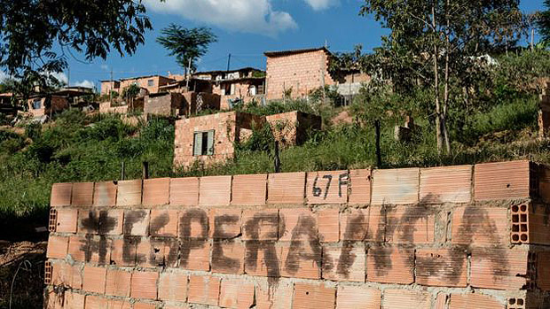 Inscrio em muro na vila esperana, parte da ocupao Izidora; espao foi alvo de rede de apoio desde os primeiros dias 