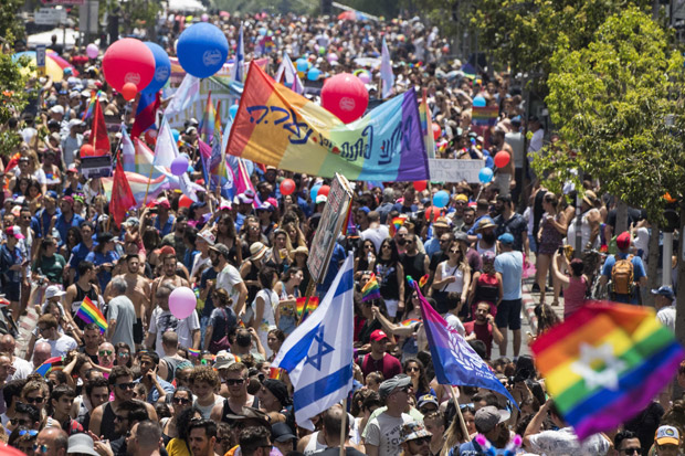 Marcha LGBT da cidade israelense de Tel Aviv, em junho deste ano;  a maior da sia e Oriente Mdio