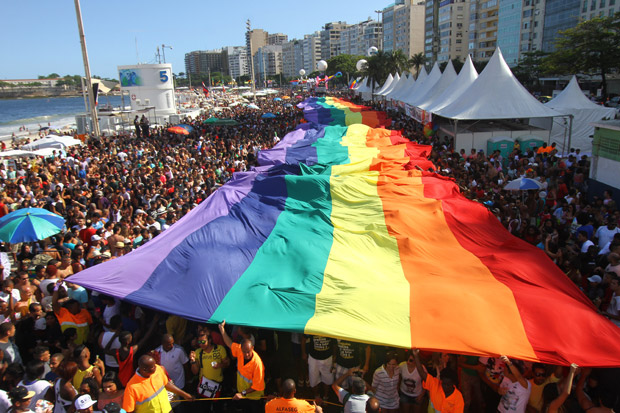 Parada do Orgulho LGBT em Copacabana, que levou levou 800 mil pessoas  orla em 2016