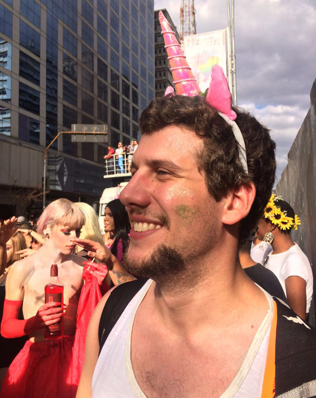 Estudante Paulo Peruquetti, 22, na 21 Parada LGBT de SP, com acessrio de unicrnio