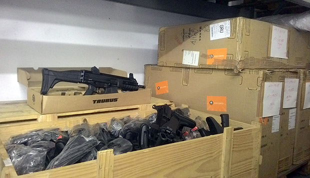 PM mantém 6.000 metralhadoras sem uso, dentro de caixas, há 5 anos em SP