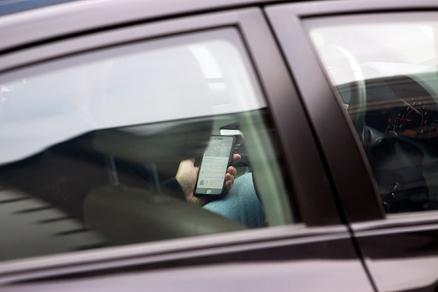 Motorista segura celular enquanto dirige em SP; ação que pode render uma multa por infração gravíssima
