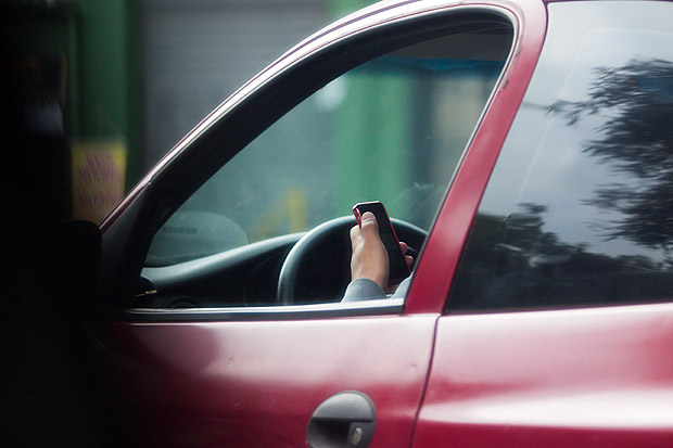 Tempo de motorista para reagir cresce 28% ao mexer no telefone celular