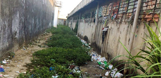 Lixo espalhado pelo cho na unidade socioeducativa de Abreu e Lima, em Pernambuco