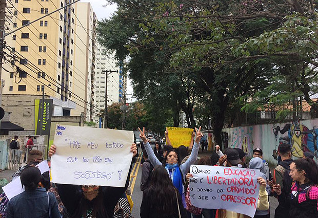 Alunos da Escola Estadual Romeu de Moraes, na Lapa, protestam contra fechamento de turmas