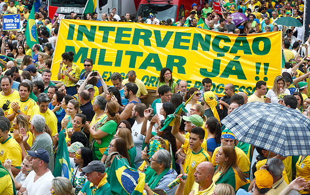 Manifestantes exibem cartaz pedindo interveno militar durante ato na regio da avenida Paulista
